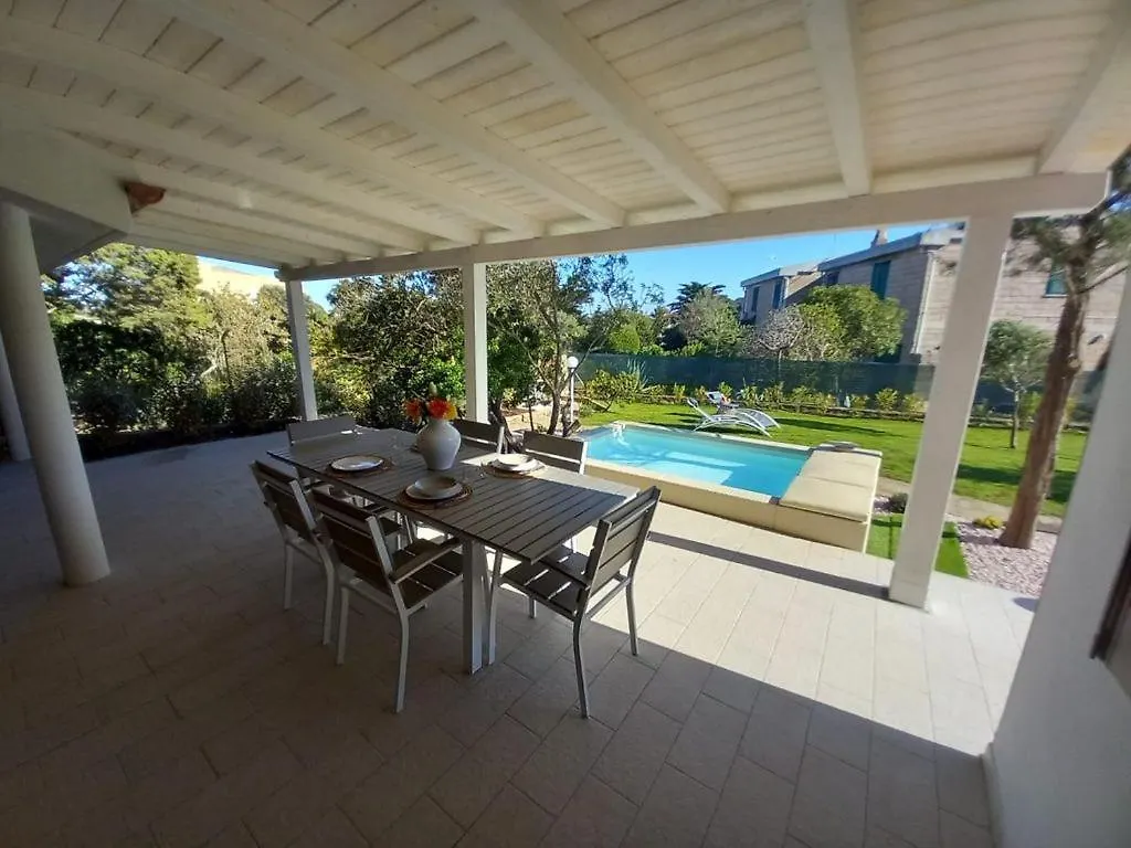 Villetta Con Piscina E Ampio Giardino Stintino