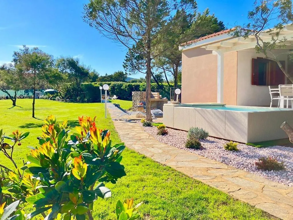 Villetta Con Piscina E Ampio Giardino Stintino
